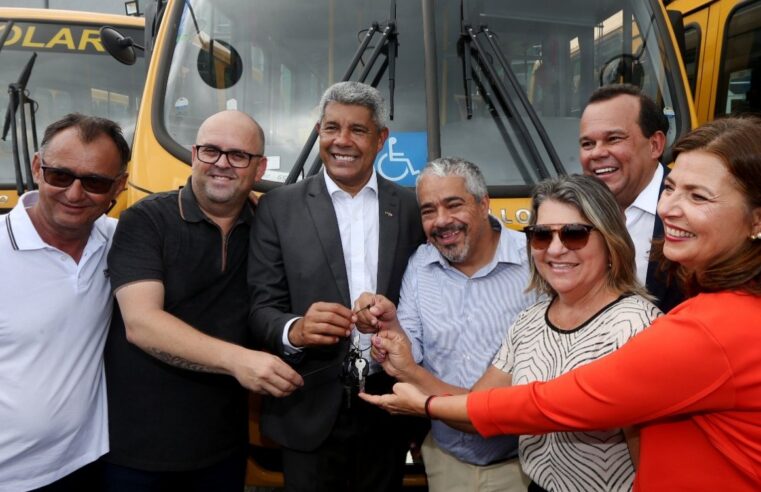 Bahia entrega 101 ônibus escolares para municípios com investimento de R$ 43,8 milhões