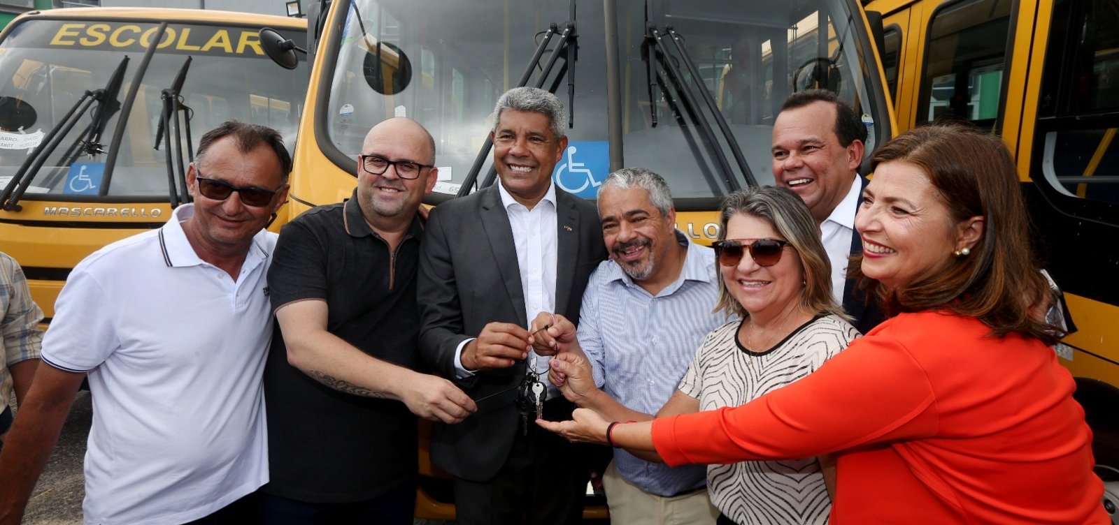 Bahia entrega 101 ônibus escolares para municípios com investimento de R$ 43,8 milhões