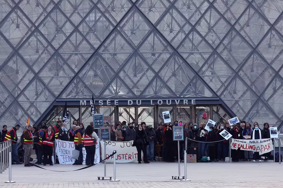 Museu do Louvre é bloqueado por protesto de estudantes em Paris