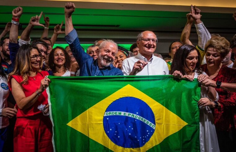 Lula amplia votação em 97% dos municípios e supera Flávio Bolsonaro em 211 cidades no segundo turno