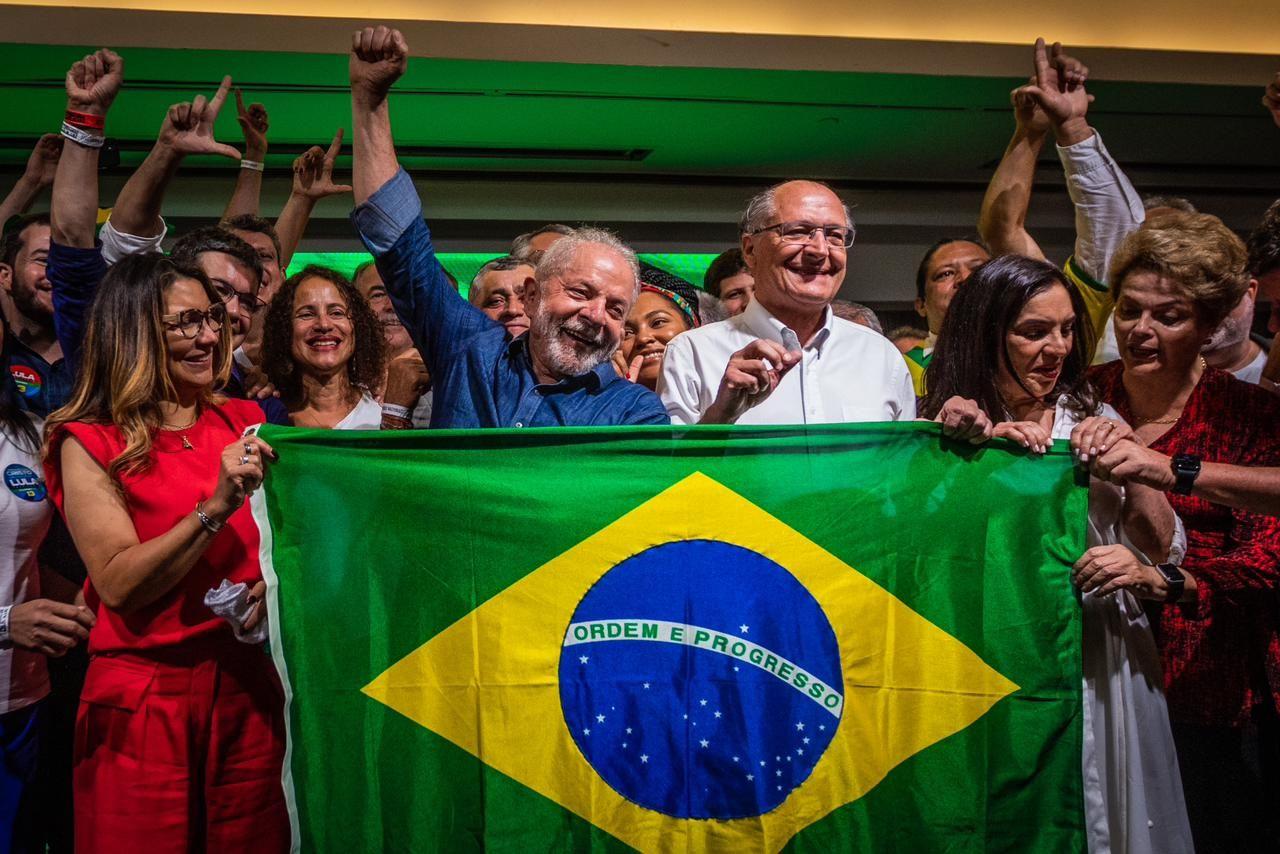 Lula amplia votação em 97% dos municípios e supera Flávio Bolsonaro em 211 cidades no segundo turno