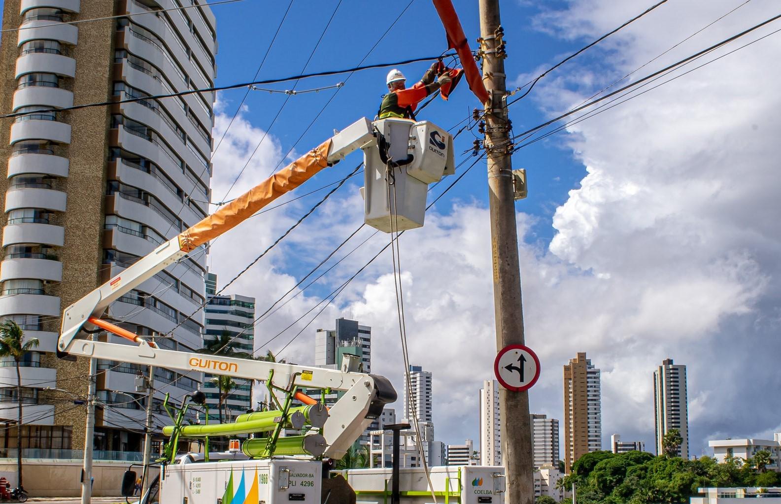 Coelba programa falta de energia em trechos de 12 bairros de Salvador nesta sexta-feira; veja horários