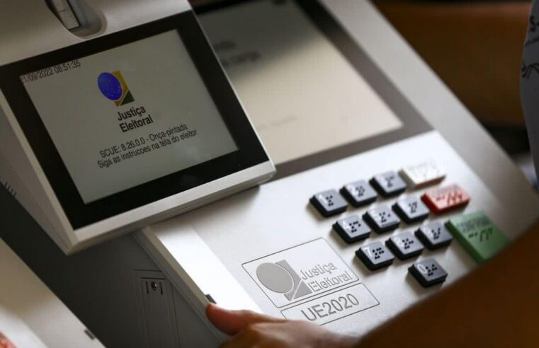 Urna eletrônica em local de votação na Bahia, onde seis seções tiveram seus endereços alterados para o segundo turno das eleições de 2026.