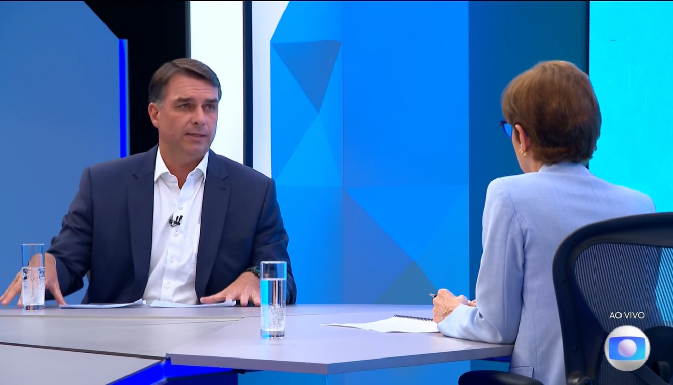 Entrevista de Flávio Bolsonaro à Globo provoca panelaços em SP e no Rio