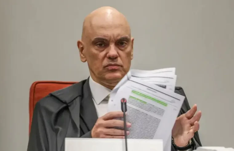 Moraes autoriza Flávio a retomar visitas a Jair Bolsonaro, mas proíbe manifestações políticas
