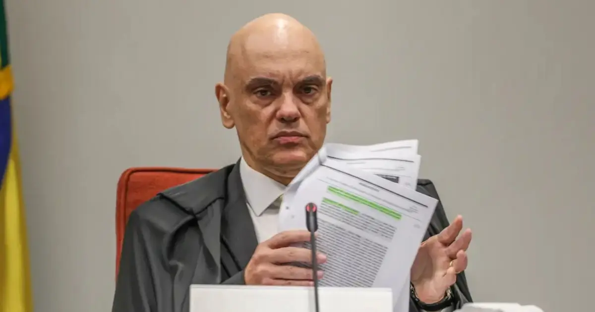 Moraes autoriza Flávio a retomar visitas a Jair Bolsonaro, mas proíbe manifestações políticas