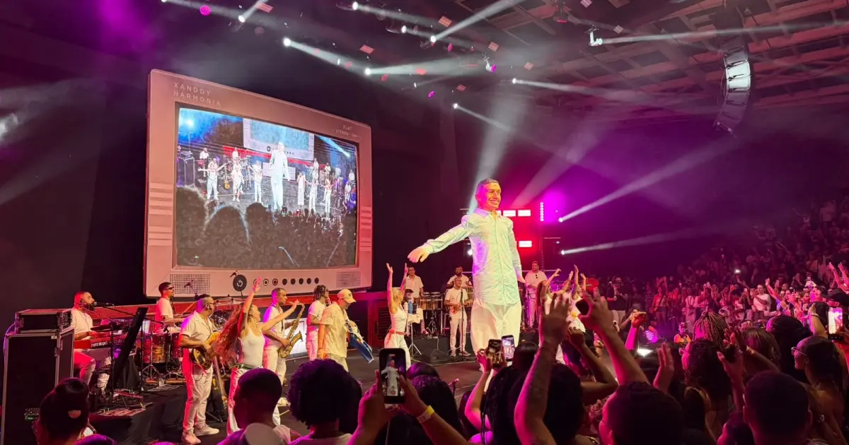 Em show especial na Concha Acústica, Xanddy Harmonia ganha boneco de Olinda 