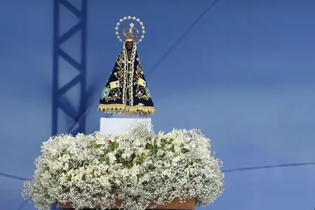 Fiéis celebram Nossa Senhora Aparecida com missas e procissões na Bahia