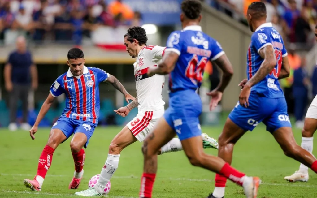 Jogadores de Bahia e Flamengo durante a partida disputada na Arena Fonte Nova em 18 de outubro de 2026.