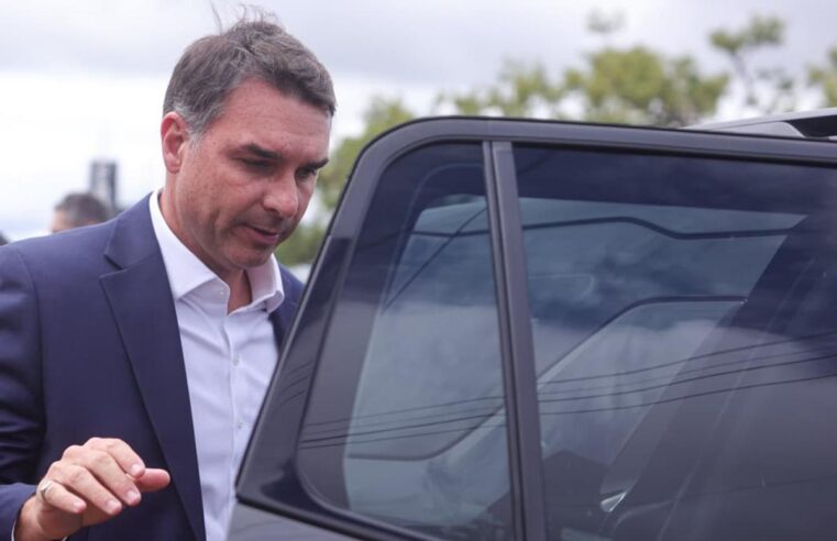 Flávio Bolsonaro chega a Miami com a família após deixar o Brasil e descumprir ordem do STF