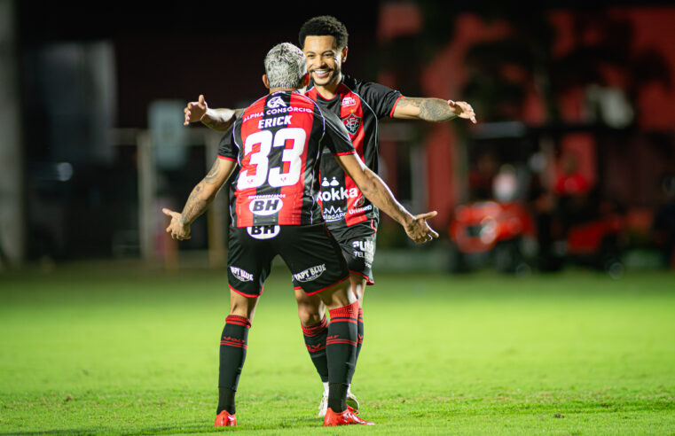 Vitória goleia Chapecoense em noite de golaços no retorno do Campeonato Brasileiro