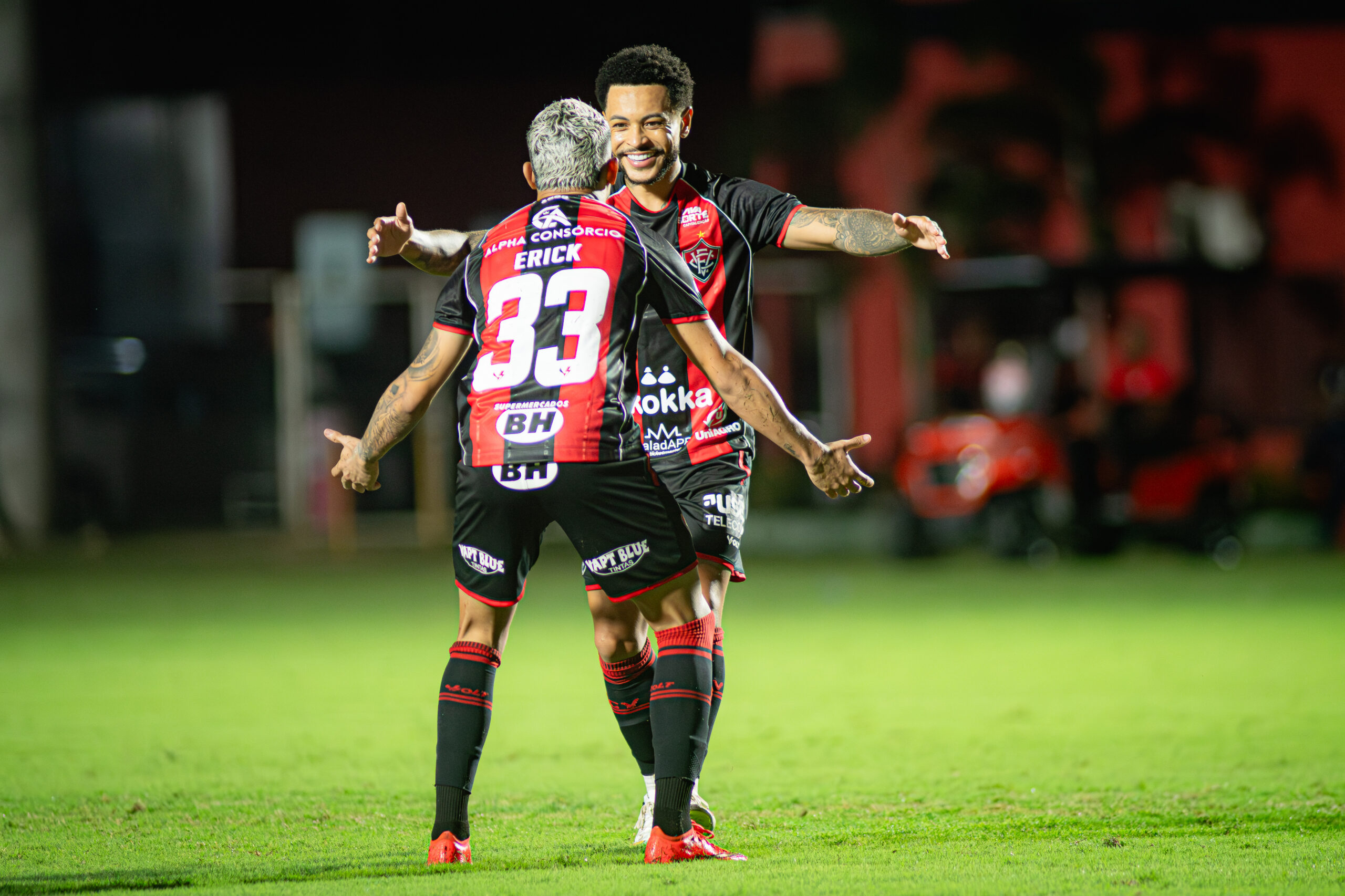Vitória goleia Chapecoense em noite de golaços no retorno do Campeonato Brasileiro