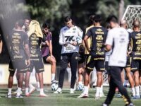 Jogadores do Santos e Bahia em confronto pelo Campeonato Brasileiro, ilustrando a partida marcada para 24 de outubro de 2026.