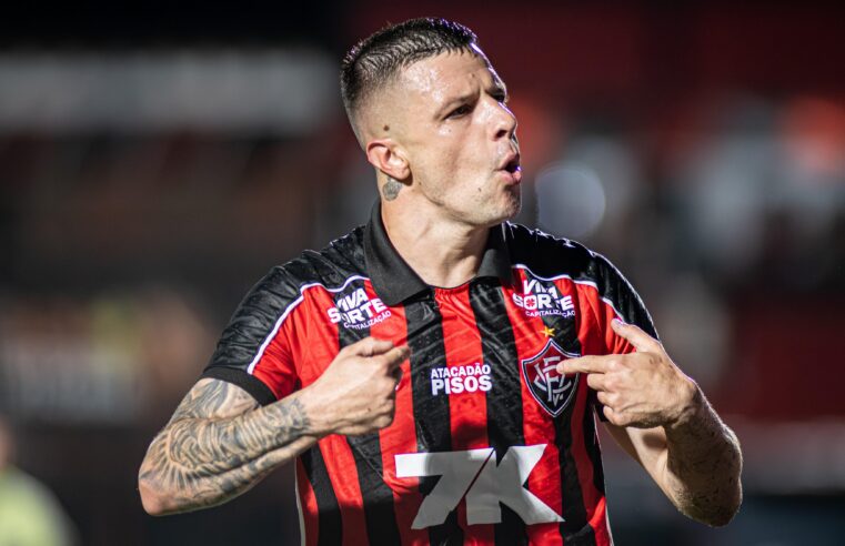 Renato Kayzer, atacante do Vitória, comemora seu gol contra o Athletico-PR durante partida no Barradão, em 24 de outubro de 2026.