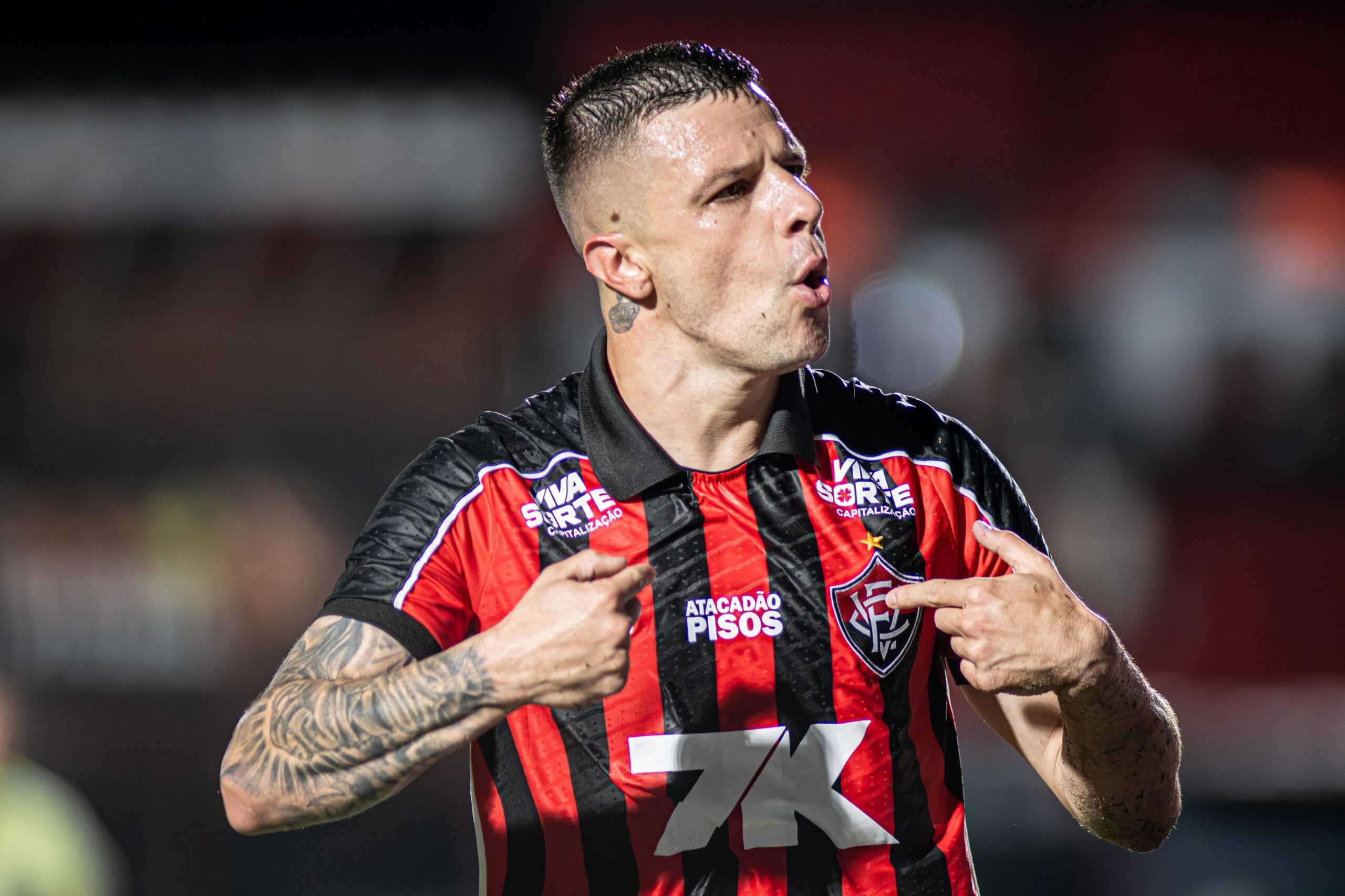 Vitória empata com Athletico-PR no Barradão, e Renato Kayzer encerra jejum de gols no Brasileirão