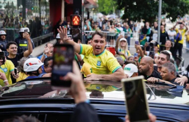 Flávio Bolsonaro reúne apoiadores na Avenida Paulista antes de debate com Lula