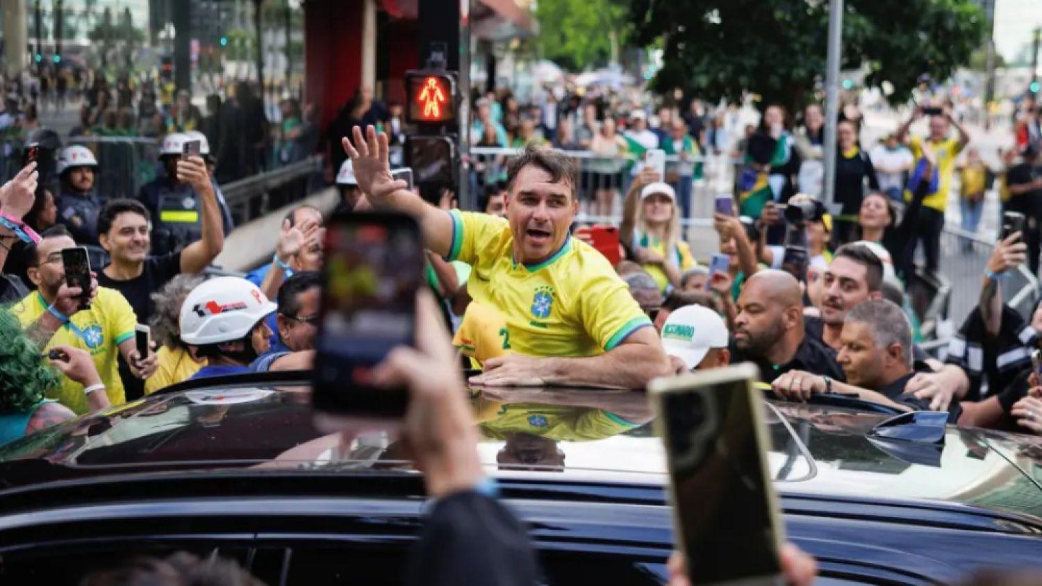 Flávio Bolsonaro reúne apoiadores na Avenida Paulista antes de debate com Lula