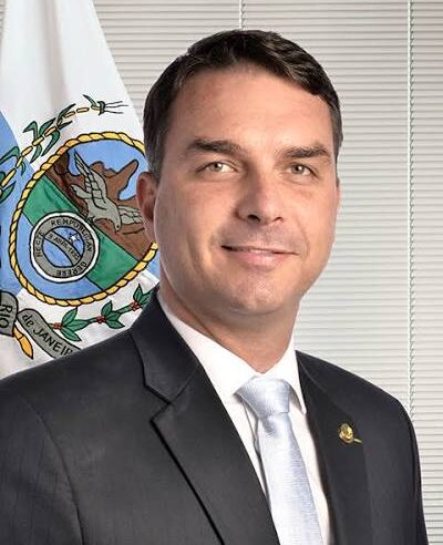 Flávio Bolsonaro celebra liderança no 1º turno e projeta disputa contra Lula focada em mudança e STF