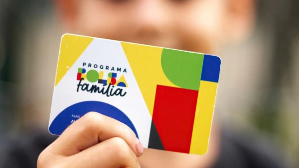 Bolsa Família começa a pagar com aumento de 15% nesta segunda (19); veja calendário