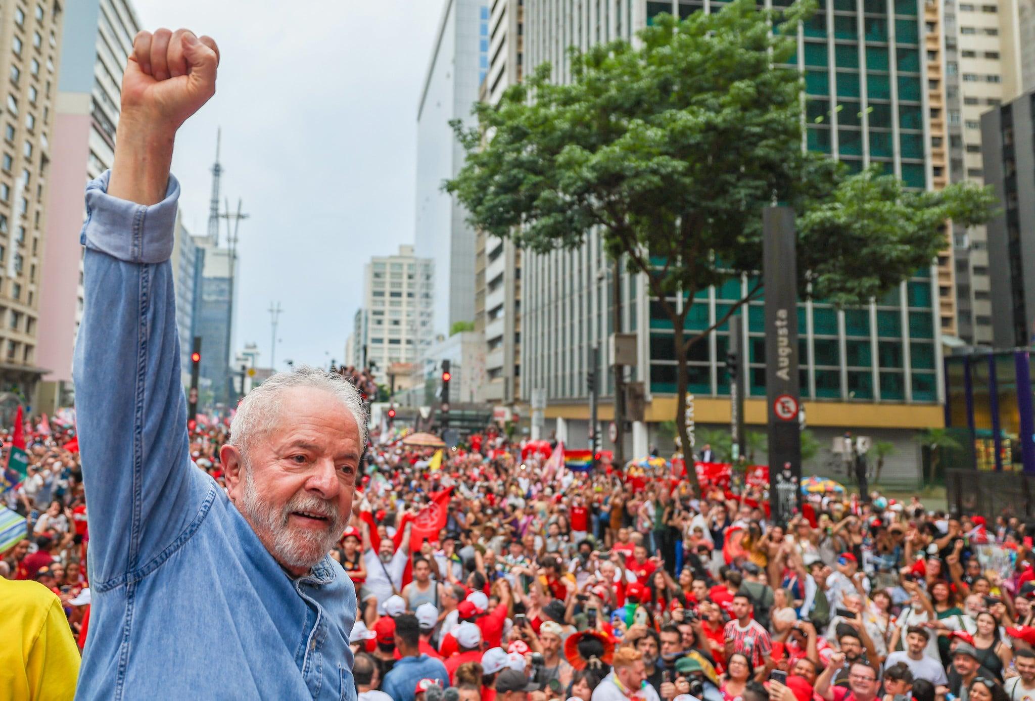 Lula é reeleito presidente do Brasil para o quarto mandato após vencer Flávio Bolsonaro