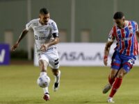 Jogadores de Santos e Bahia em confronto pelo Campeonato Brasileiro, na Vila Belmiro, em Santos.