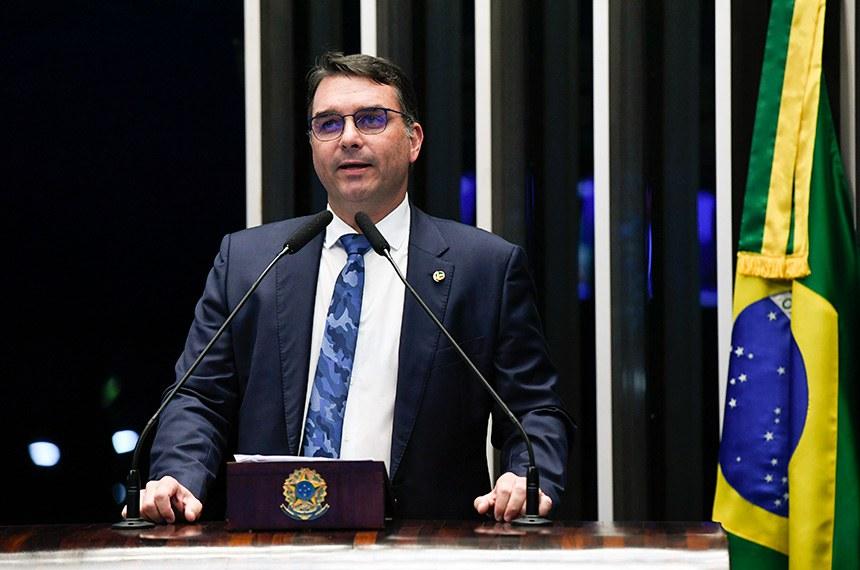 Flávio Bolsonaro deixa o Brasil rumo aos Estados Unidos após ordem do STF, afirma Reuters