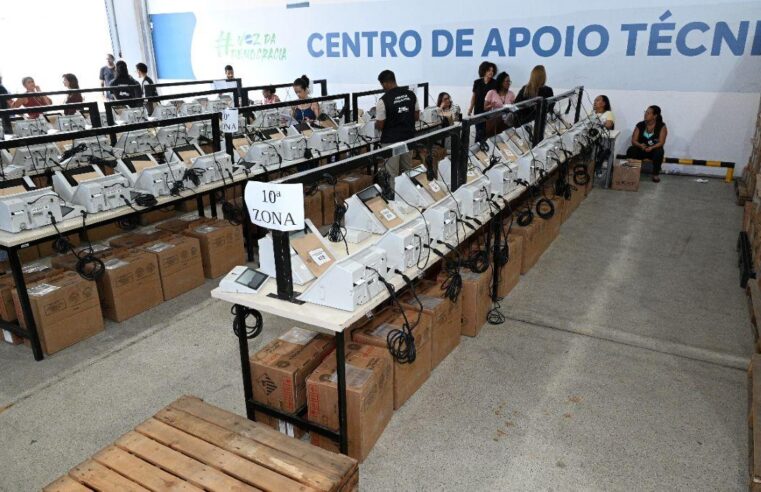 Urnas eletrônicas utilizadas pela Justiça Eleitoral da Bahia em procedimentos de preparação e auditoria para as eleições de 2026.