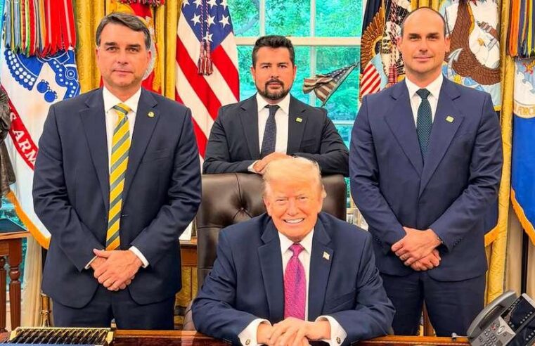 Trump diz que não vai se envolver após Flávio Bolsonaro se declarar presidente eleito do Brasil em carta