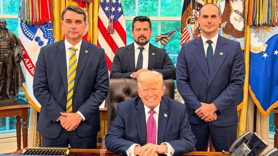 Trump diz que não vai se envolver após Flávio Bolsonaro se declarar presidente eleito do Brasil em carta
