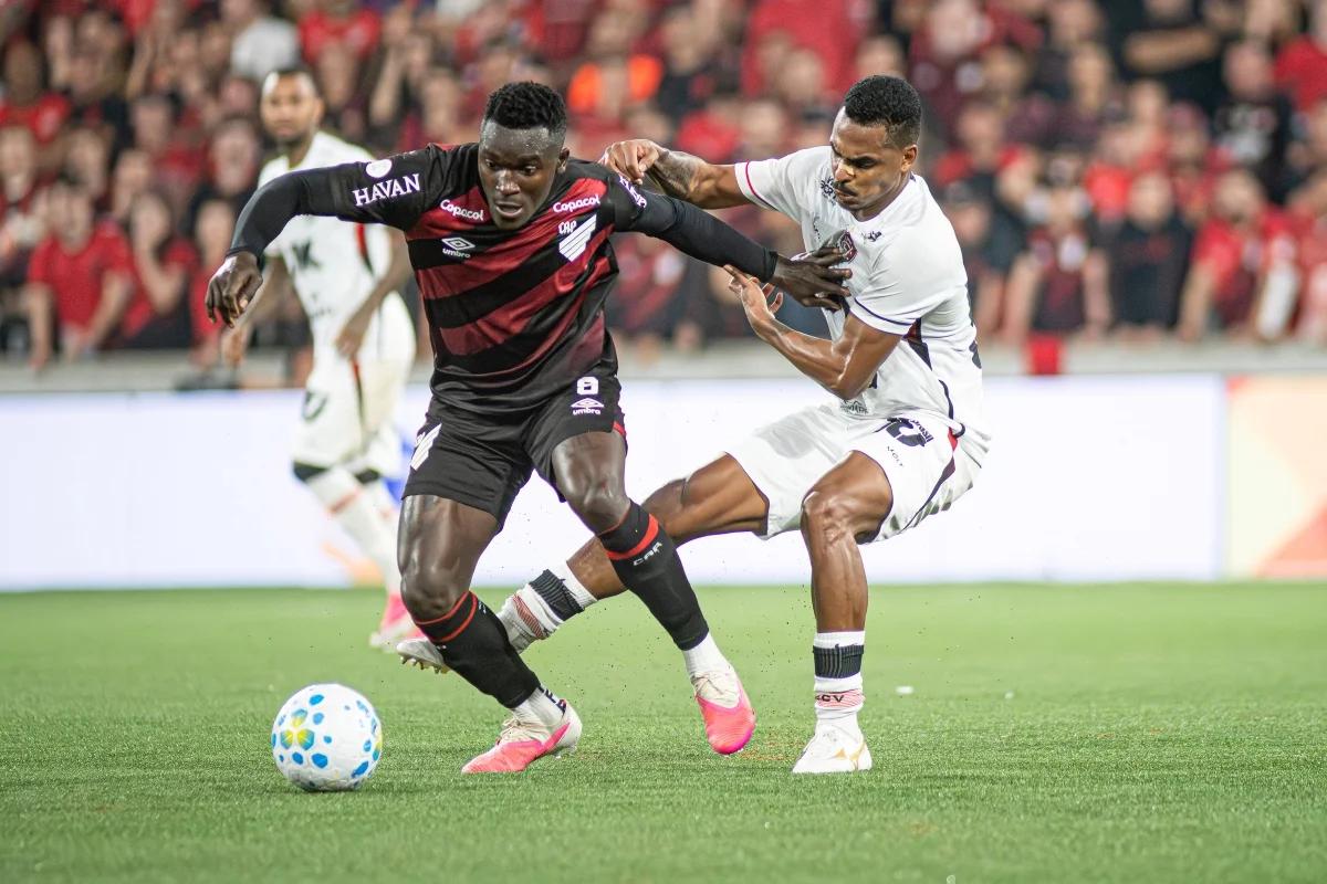Vitória enfrenta Athletico-PR no Barradão para se afastar do rebaixamento; veja horário e escalações