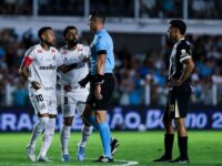 Jogadores de Santos e Bahia durante o empate por 1 a 1 na Vila Belmiro, pela 32ª rodada do Campeonato Brasileiro de 2026.