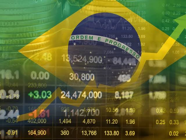 Mercado financeiro dispara: Ibovespa bate recorde histórico e dólar tem maior queda desde 2018