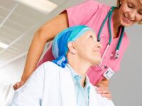 Profissional de saúde durante atendimento especializado em oncologia, ilustrando a aprovação de novo medicamento para câncer de pulmão.