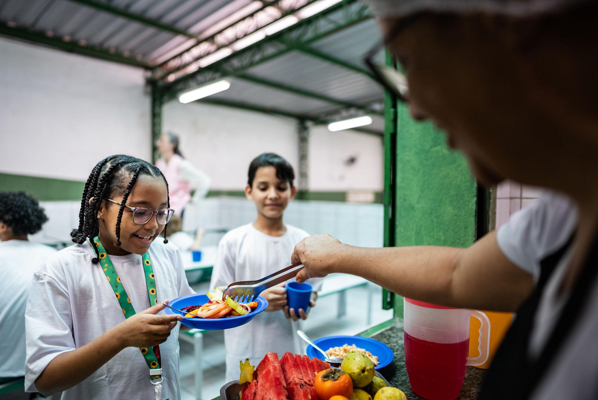 Ultraprocessados representam 30% das calorias de crianças; escolas de Salvador incentivam alimentação saudável