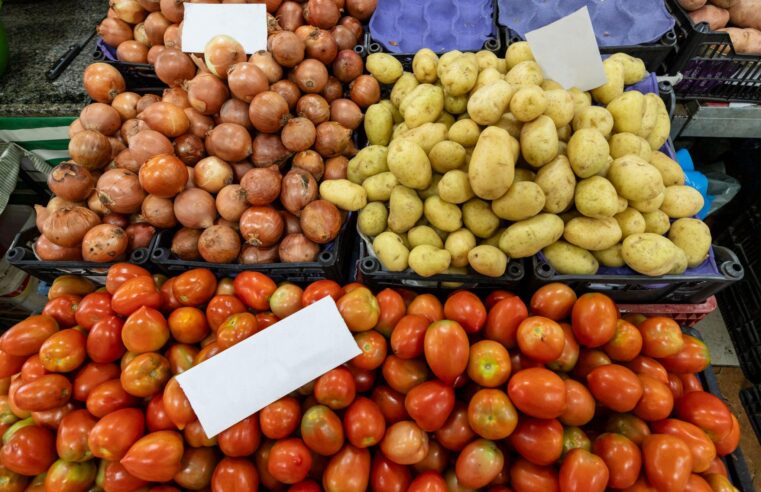 Inflação desacelera em outubro, mas tomate sobe 24,54% e pesa no bolso dos brasileiros