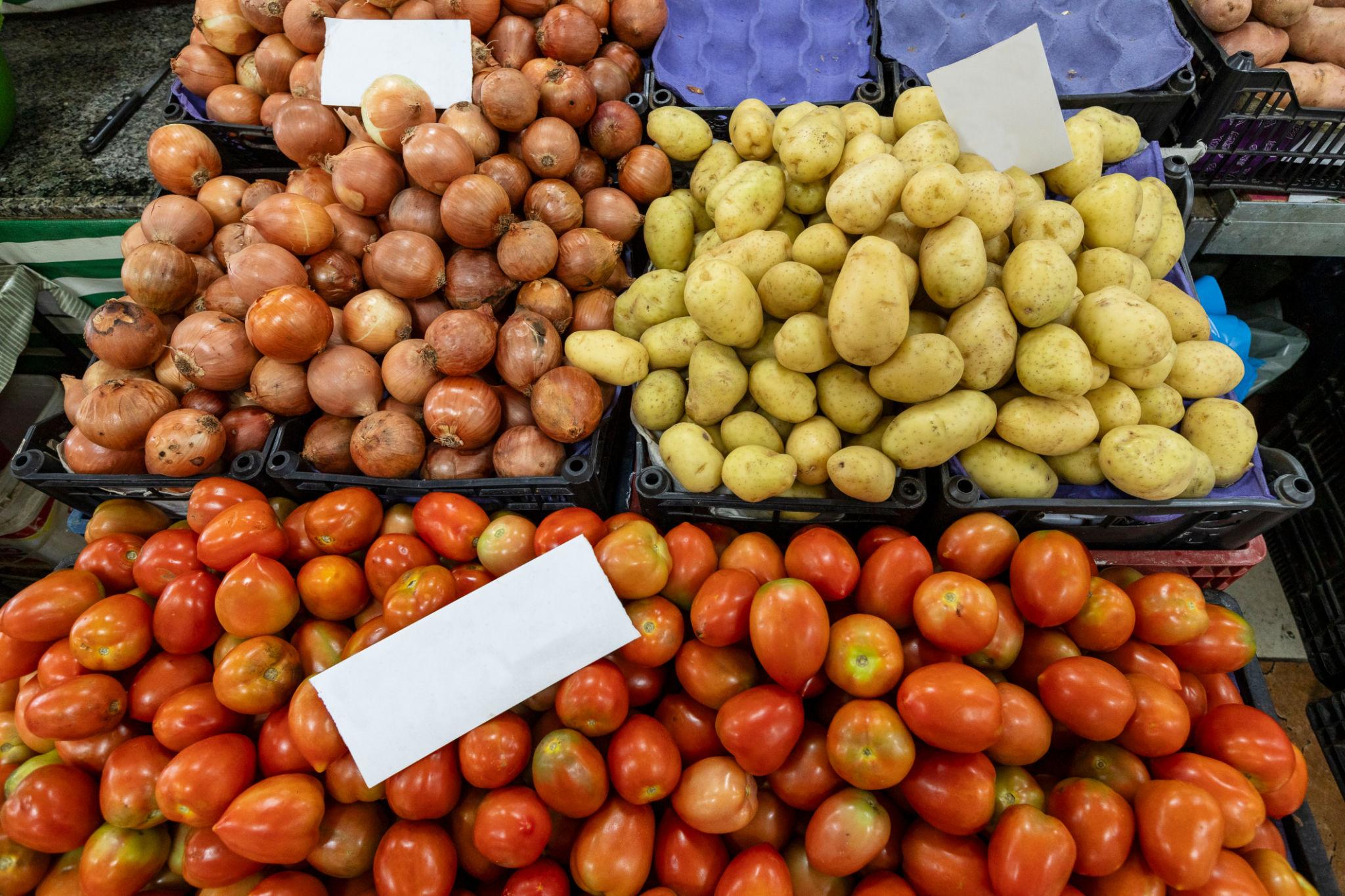 Inflação desacelera em outubro, mas tomate sobe 24,54% e pesa no bolso dos brasileiros
