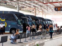 Ônibus intermunicipais na rodoviária de Salvador, com gratuidade prevista para eleitores durante o segundo turno das eleições de 2026.