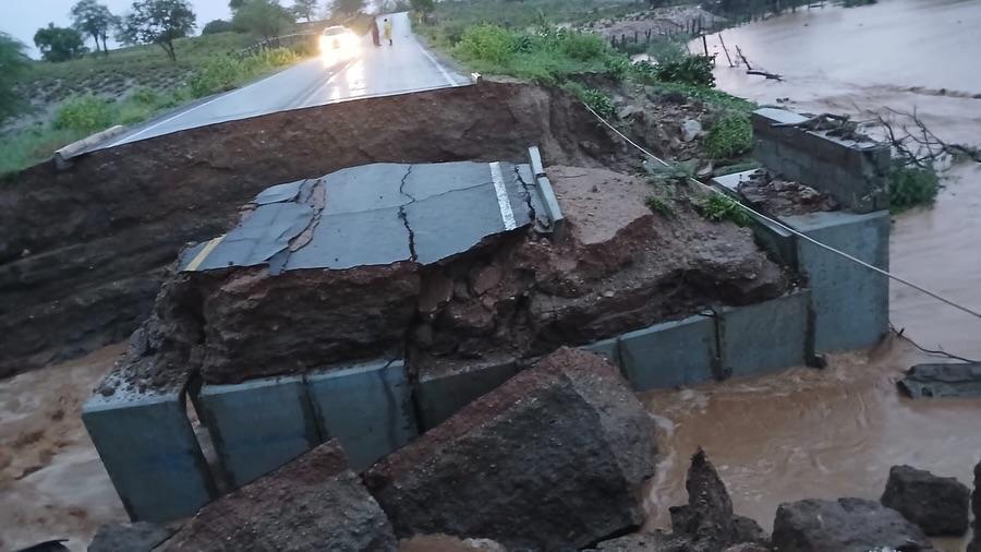 Chuvas na Bahia deixam 13 municípios em situação de emergência e mantêm trecho da BA-413 interditado